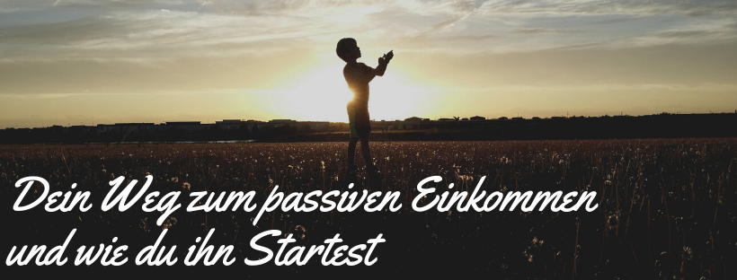 "Dein Weg zum passiven Einkommen und wie du ihn Startest" im Hintergrund ein Kind auf einem Feld an einem Sonnenuntergang.